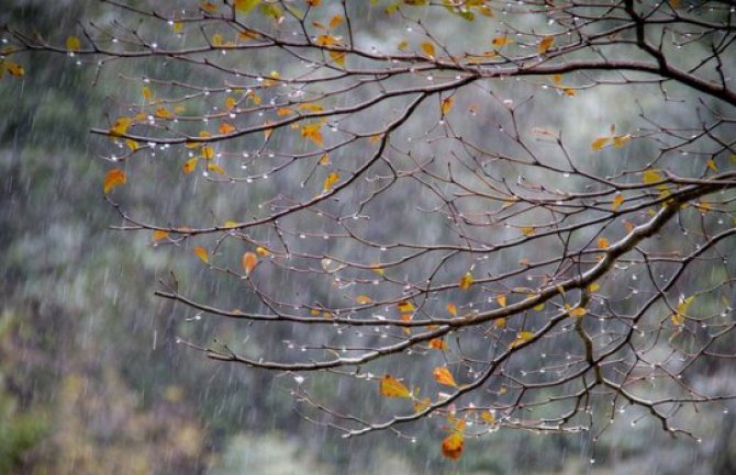 Hrvatsku pogodilo jako nevrijeme, u Zagorju pada grad, u Šibeniku obilne kiše izazvale poplave