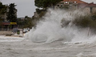 Hrvatska: Zbog ogromnih talasa u prekidu trajektne linije (FOTO)