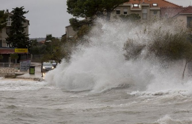 Hrvatska: Zbog ogromnih talasa u prekidu trajektne linije (FOTO)