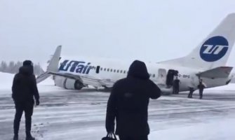 Rusija: Avion sa 94 putnika prinudno sletio  (VIDEO)