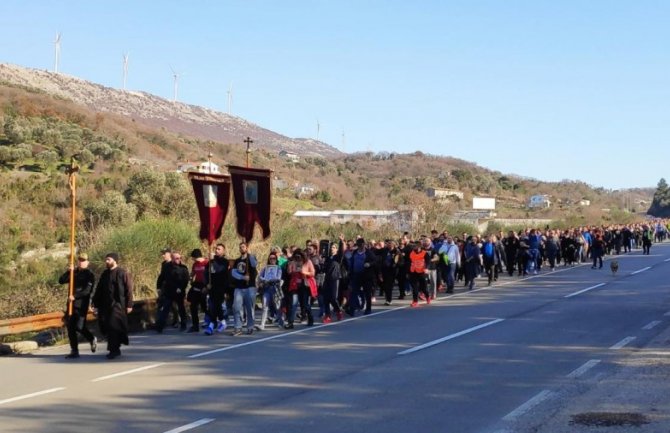 U više crnogorskih gradova i večeras se održavaju molebani i litije