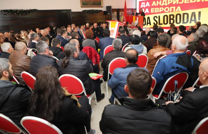 Demokrate: Dok nadležni mašu strategijama, mladi mašu pasošima