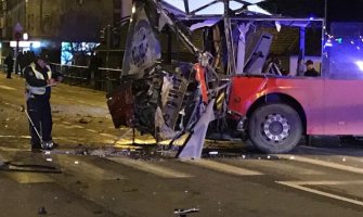 Teška saobraćajna nesreća u Zemunu: Poginuo vozač autobusa (FOTO)