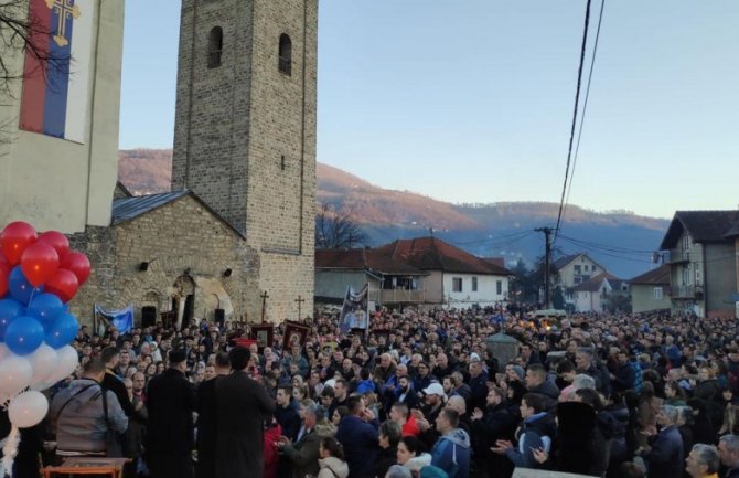 Nastavljene litije, prosidba u Bijelom Polju ispred hrama