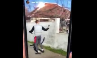 Uznemirujući snimak iz Podgorice: Krvnički udara psa i sve to snima (VIDEO)