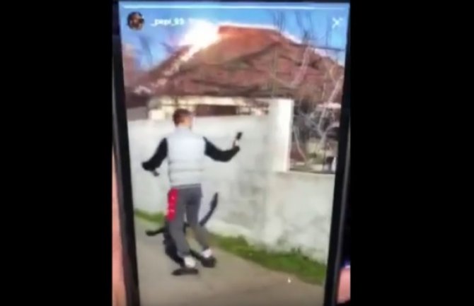 Uznemirujući snimak iz Podgorice: Krvnički udara psa i sve to snima (VIDEO)