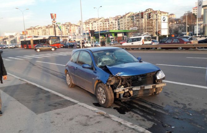 Beograd: Kolima prošao kroz crveno, naletio na majku i troje djece