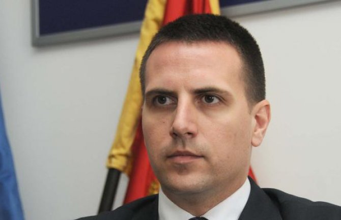 Vešović: Igra moći između DF i Crkve 