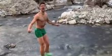 Novak se okupao u ledenom potoku: Evo koliko je izdržao(VIDEO)