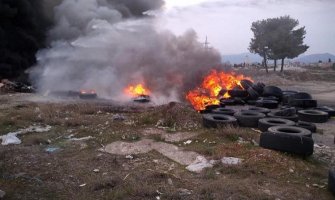 Niko ne reaguje na paljenje automobilskih guma