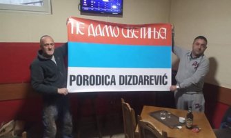 Porodica Dizdarević iz Bijelog Polja podržala litije, pripremili trobojku