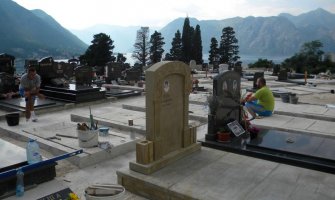 Bez dozvole iskopala grob na pločniku i sahranila pokojnog muža