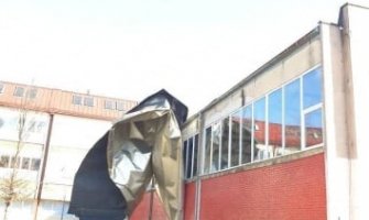 Berane: Snažan vjetar oštetio objekte, rušio stabla i nosio krovove i oluke(FOTO)