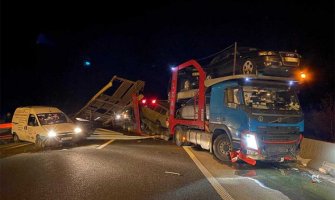 Rasuta vozila po autoputu: Kamionom probio zaštitnu ogradu, sudario se sa autom, popadala vozila 