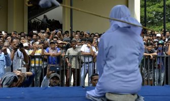 Indonezija: Ženu javno išibali zbog seksa van braka(VIDEO)