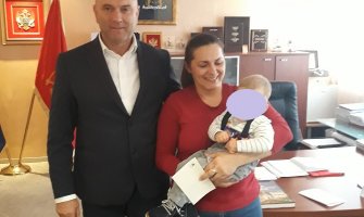 Gradonačelnik Budve donirao svoju platu petočlanoj porodici iz Budve   