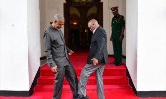 Zbog straha od virusa političari se pozdravljaju nogama (VIDEO)