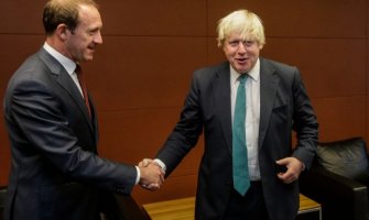 Džonson: Mene neće spriječiti koronavirus da se rukujem s ljudima