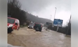 Poplave na primorju: Put pod vodom, saobraćaj otežan (VIDEO)