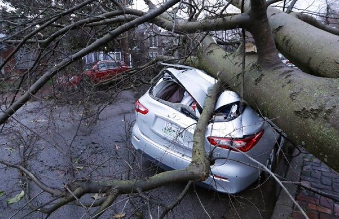 Najmanje 22 osobe su poginule i 140 zgrada uništeno u udaru tornada (FOTO) (VIDEO)