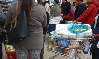 Redovi u marketima u CG: Građani se plaše da ne ostanu bez namirnica, pa prave rezerve(FOTO)