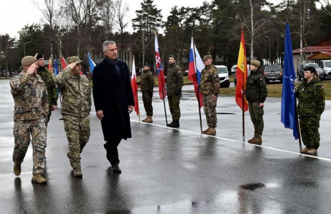 Đukanović obišao vojnu bazu Adaži i crnogorske vojnike