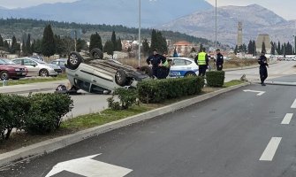 Udes u Podgorici, automobil završio na krovu