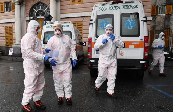 Nakon pjesme sa balkona, Italijani zajedničkim aplauzom zahvaljuju ljekarima (VIDEO)