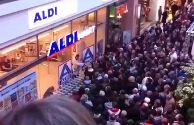  Šokantan snimak iz Holandije: Hiljadu ljudi juriša u supermarket po otvaranju (VIDEO)