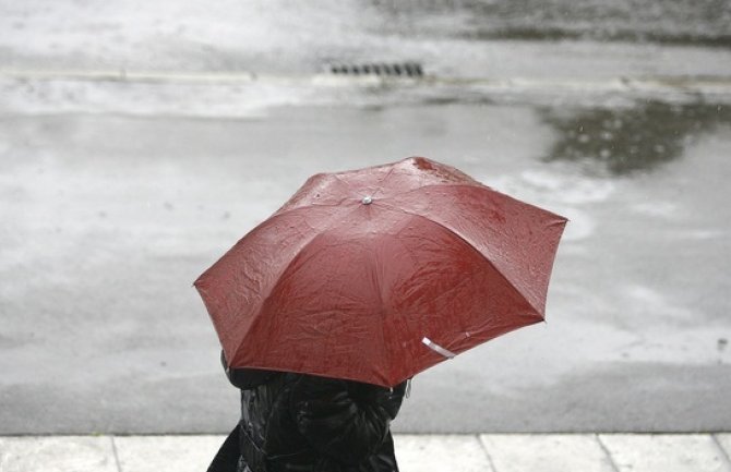 Oblačno sa slabim padavinama