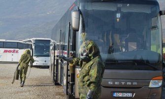 Crnogorski vojnici vrše dekontaminaciju autobusa kojim su naši građani stigli iz ugroženih područja