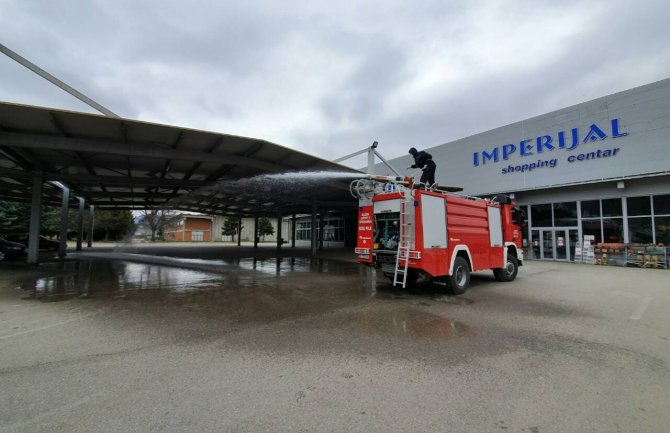 Bijelo Polje: Služba zaštite obavila dezinfekciju javnih površina kod bolnice, Doma zdravlja, supermarketa...