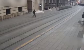 Stravičan snimak: Čovjek u Zagrebu za dlaku izbjegao smrt tokom zemljotresa(VIDEO)