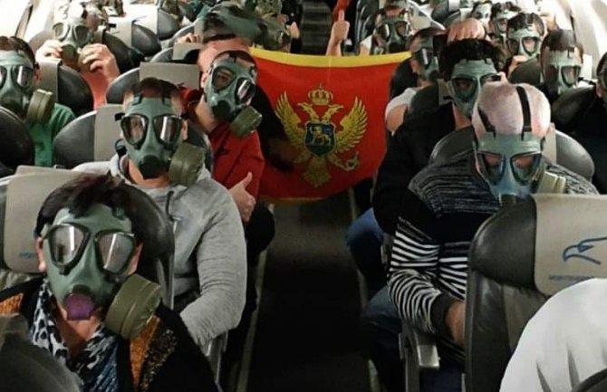 Stigli crnogorski državljani iz Pariza sa maskama i zastavom CG