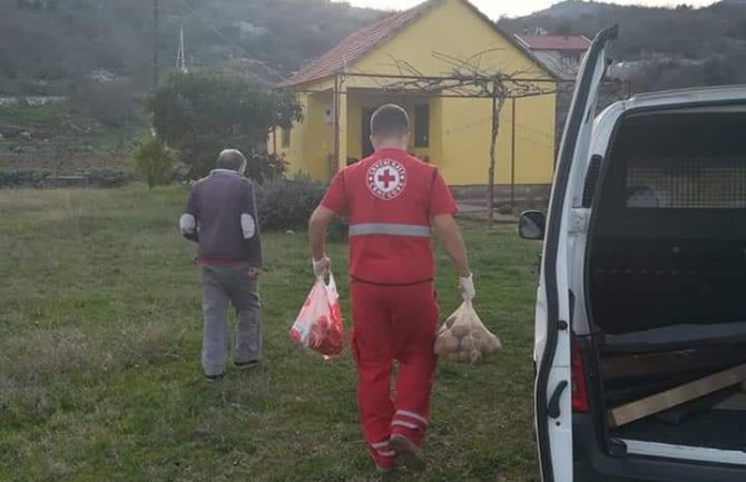 NKT za zarazne bolesti: Dostava i distribucija namirnica isključivo preko Crvenog krsta