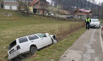 BP: Vozilo završilo u kanalu, teško povrijeđena jedna osoba, vozač priveden (VIDEO)