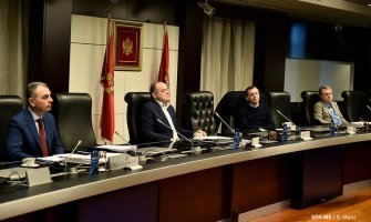 Nove mjere: Najviše dvije osobe zajedno na javnim mjestima,  zabrana putničkog međugradskog saobraćaja...