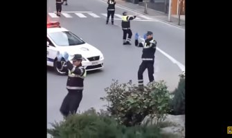 Policajci u Andori plešu za djecu koja su ostala u karantinu (VIDEO)