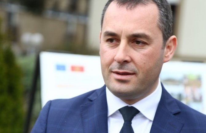 Šćekić pozvao Vučića da donira respiratore direktno Beranama, 