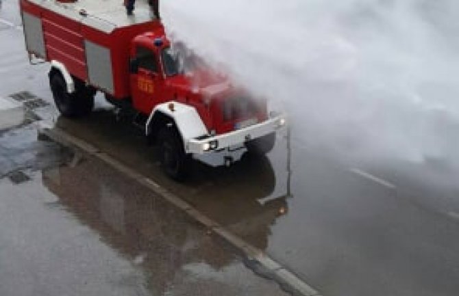 Pripadnici bjelopoljske Službe zaštite i spašavanja uredno vrše dezinfekciju javnih površina