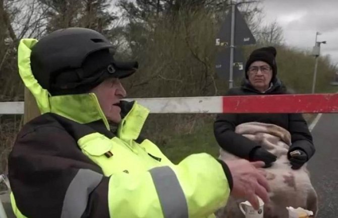 Ni koronavirus ni granica ne mogu protiv ljubavi: Stariji par svakog dana na pikniku na  granici