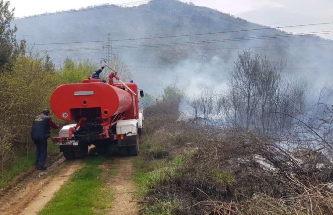 Podmetnut požar u Tološima: Vatra prijeti rasadniku 