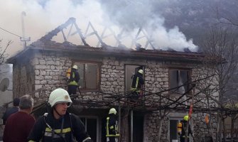 Nikšić: U požaru izgorjeli krov i sprat porodične kuće