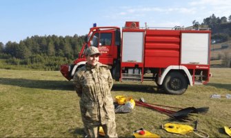 Jovana Mijatović rame uz rame sa vojnicima u borbi sa vatrenom stihijom u kanjonu Kozičke rijeke
