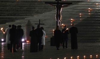 Na skoro praznom Trgu Svetog Petra u Rimu papa Franja predvodio ceremoniju 