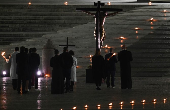 Na skoro praznom Trgu Svetog Petra u Rimu papa Franja predvodio ceremoniju 