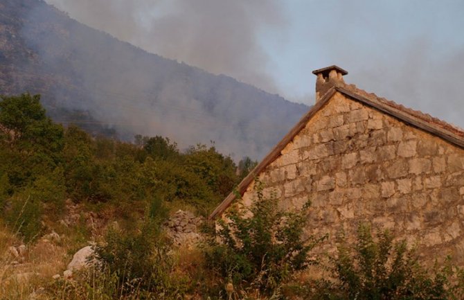 Ne jenjavaju požari u istočnoj Hercegovini, najteže stanje u Ljubinju