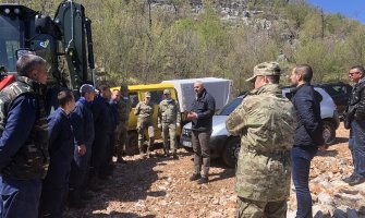 Kašćelan zadovoljan dinamikom radova na putu od Podgorice do Cetinja, vojnicima uručio poklone