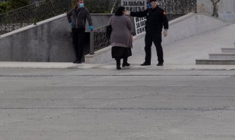 Vaskršnja liturgija bez prisustva vjernika, policija spriječila najupornije da uđu u hram