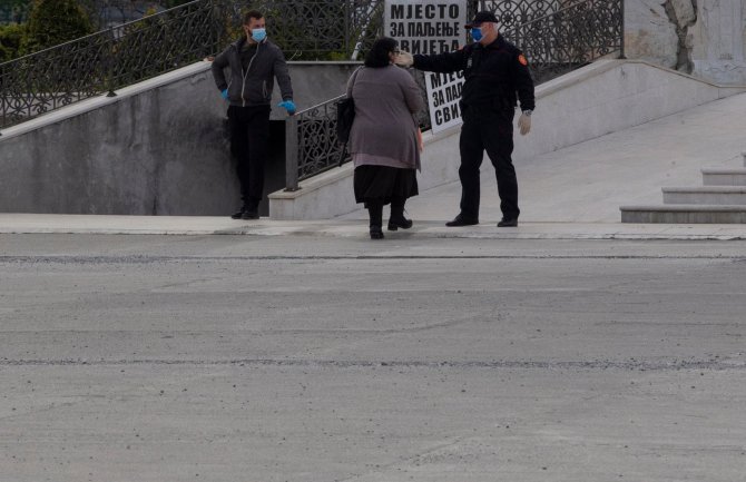 Vaskršnja liturgija bez prisustva vjernika, policija spriječila najupornije da uđu u hram